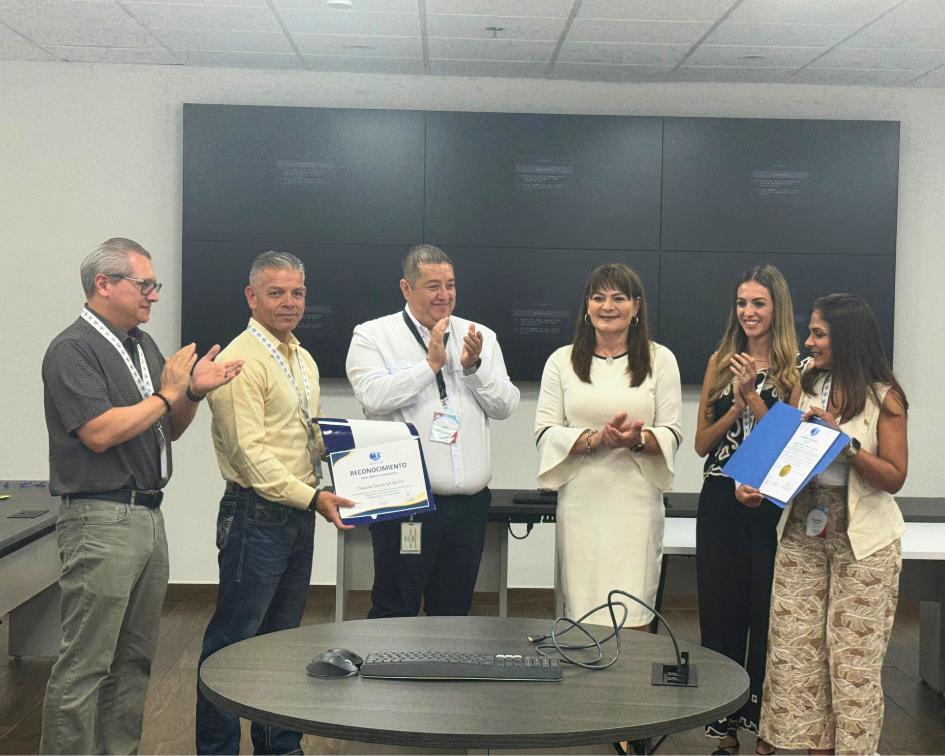 Entrega de reconocimiento BASC a Casa Sauza en agradecimiento por ser anfitriones de la clausura de la III Conferencia de Directores Ejecutivos BASC.