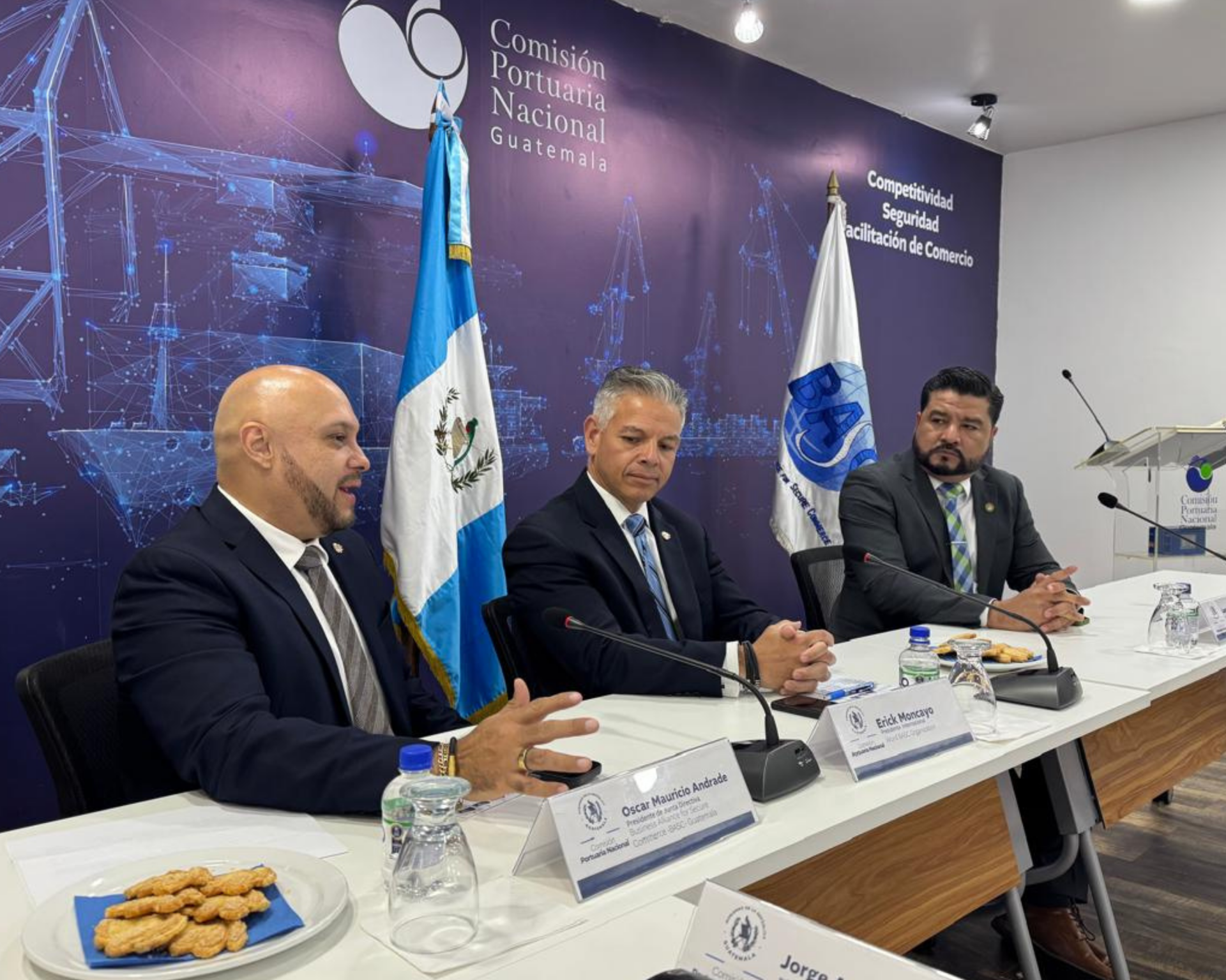 De izqueirda a derecha: Oscar Andrade, presidente de la Junta Directiva de BASC Guatemala; Erik Moncayo, presidente internacional de WBO; y Mgtr. Leonel Molina Cabrera, director general de la CPN. 