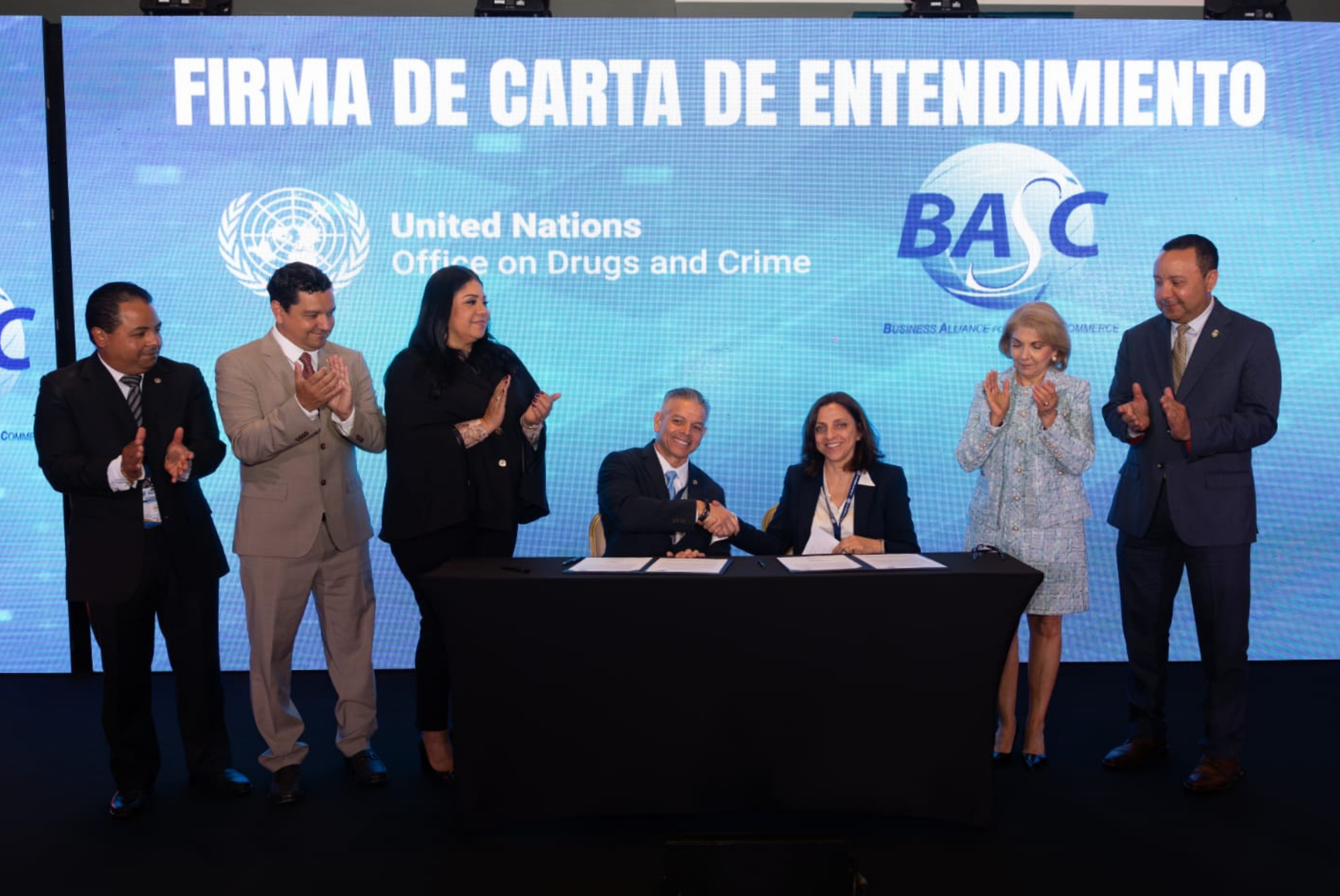 De izquierda a derecha: Raúl Villalobos, presidente BASC Panamá; Oscar Sánchez, presidente de la Junta Directiva de WBO; Soraya Valdivieso, directora general de la Autoridad Nacional de Aduanas Panamá; Erik Moncayo, presidente internacional WBO; Cristina Iampieri, jefa del Programa de Control de Carga y Pasajeros de la UNODC; Giomar González, directora ejecutiva BASC Panamá; y James L. Collins, Comisionado Adjunto de la Oficina de Asuntos Internacionales de CBP.