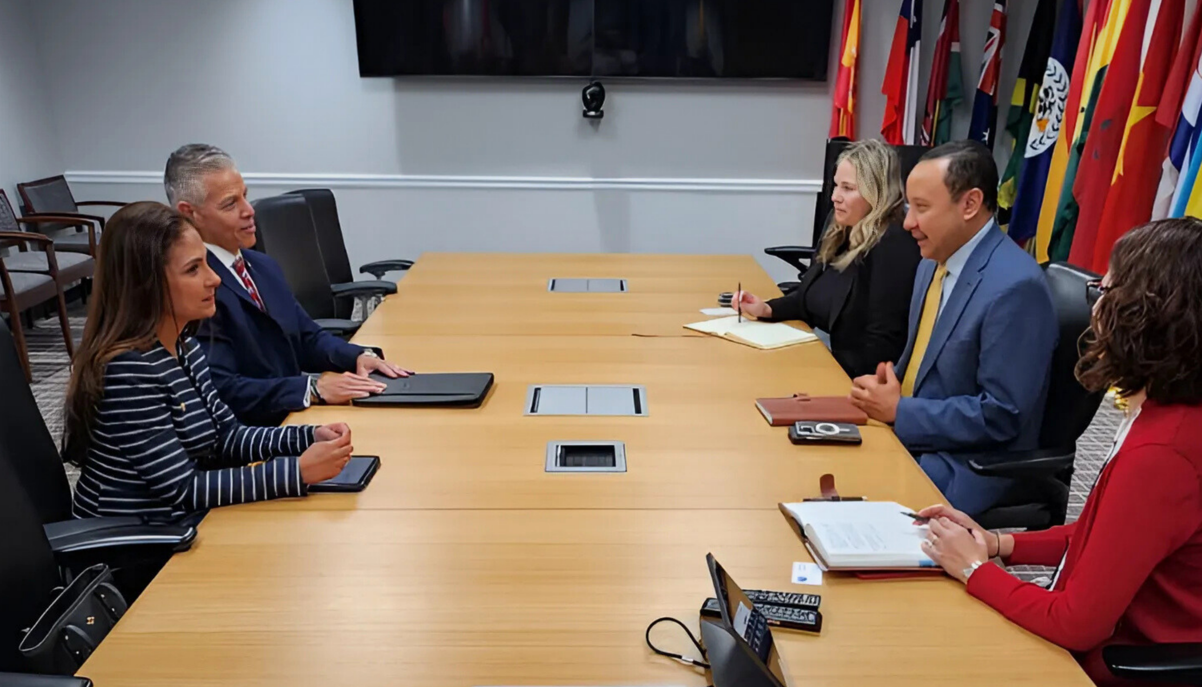 Erik Moncayo, presidente internacional WBO y Suzanne Lemaitre, directora ejecutiva WBO, reunidos con James Collins, comisionado adjunto de la Oficina de Asuntos Internacionales de CBP, y su equipo de trabajo en las oficinas centrales de CBP en Washington, D.C.