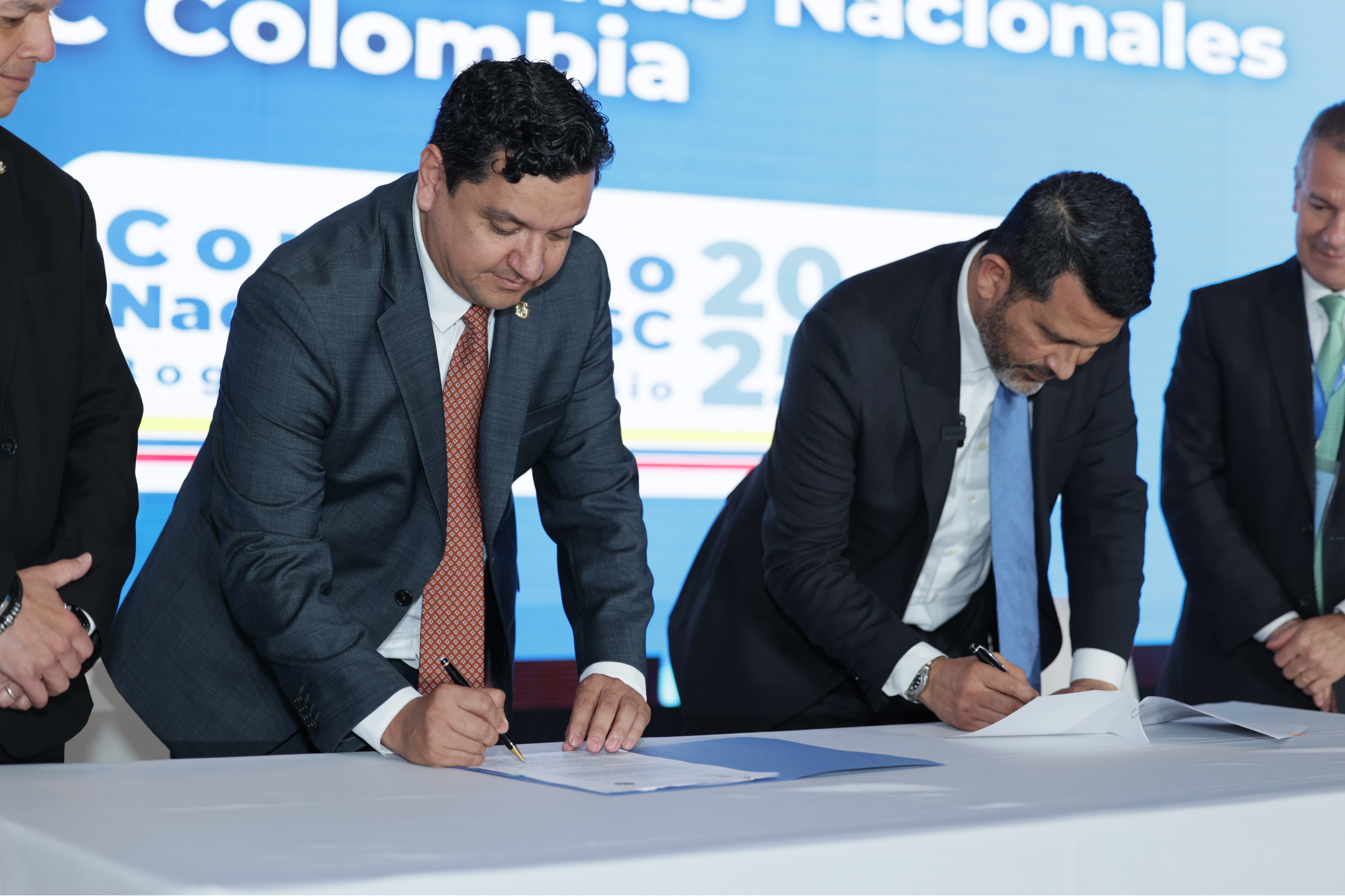 Momentos durante la firma del Convenio de Cooperación entre la DIAN y BASC Colombia. Firmantes: Oscar Sánchez. presidente de la Junta Directiva de BASC Colombia y de WBO;  Luis Eduardo Llinás, director (e) de la DIAN. 