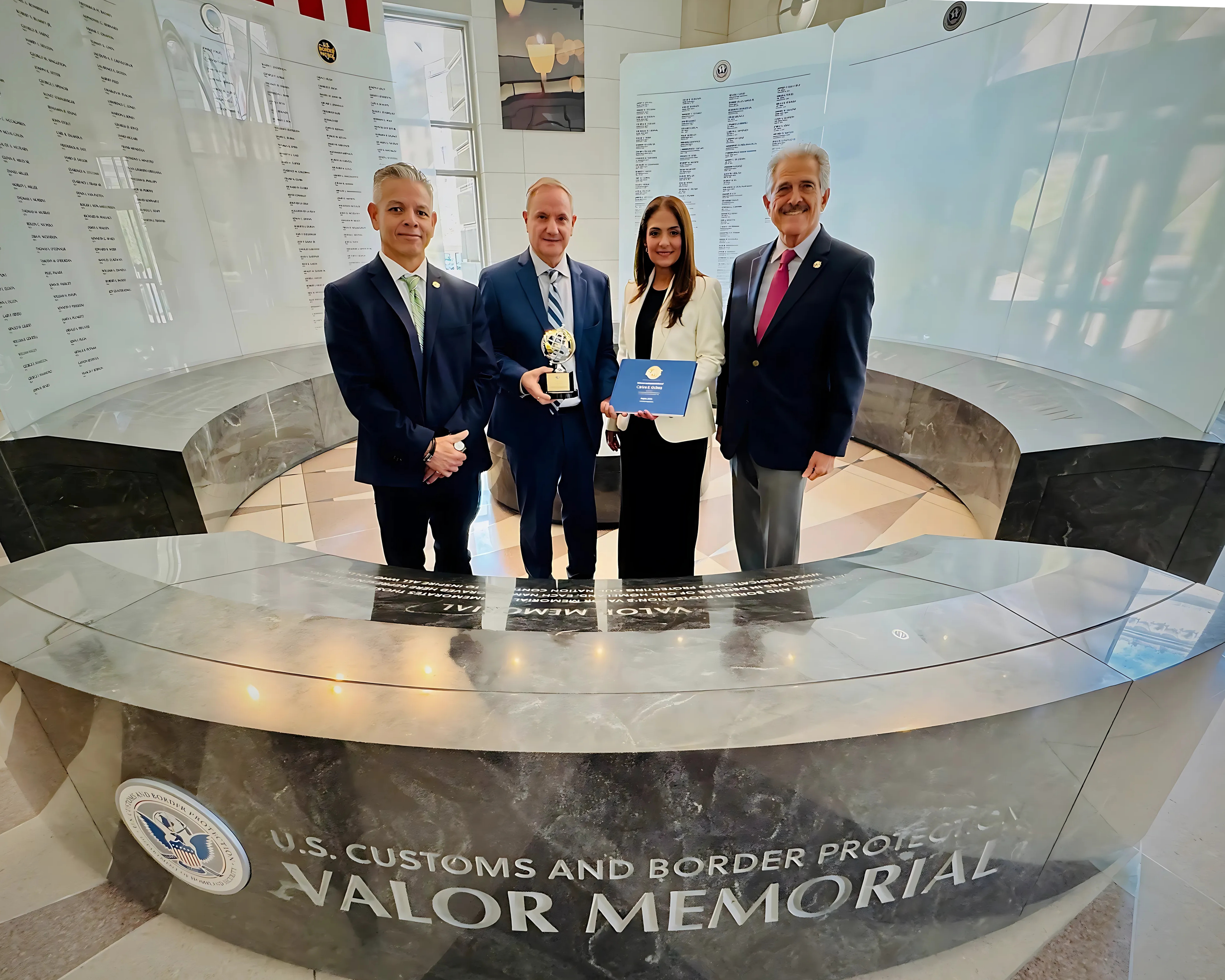 De izquierda a derecha: Erik Moncayo, presidente internacional WBO; Carlos Ochoa, representante de CBP; Suzanne Lemaitre, directora ejecutiva WBO; y Fermín Cuza, pasado presidente internacional y miembro honorario WBO. Encuentro en Washington, D.C. con ocasión de la jubilación del Sr. Carlos Ochoa, punto de contacto de BASC con CBP.