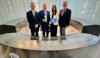 De izquierda a derecha: Erik Moncayo, presidente internacional WBO; Carlos Ochoa, representante de CBP; Suzanne Lemaitre, directora ejecutiva WBO; y Fermín Cuza, pasado presidente internacional y miembro honorario WBO. Encuentro en Washington, D.C. con ocasión de la jubilación del Sr. Carlos Ochoa, punto de contacto de BASC con CBP.